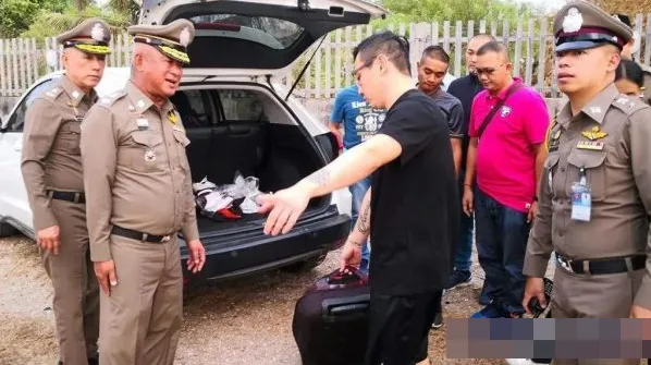 Lu Ziyang (black shirt) describes the process of carrying suitcases and throwing them out to sea